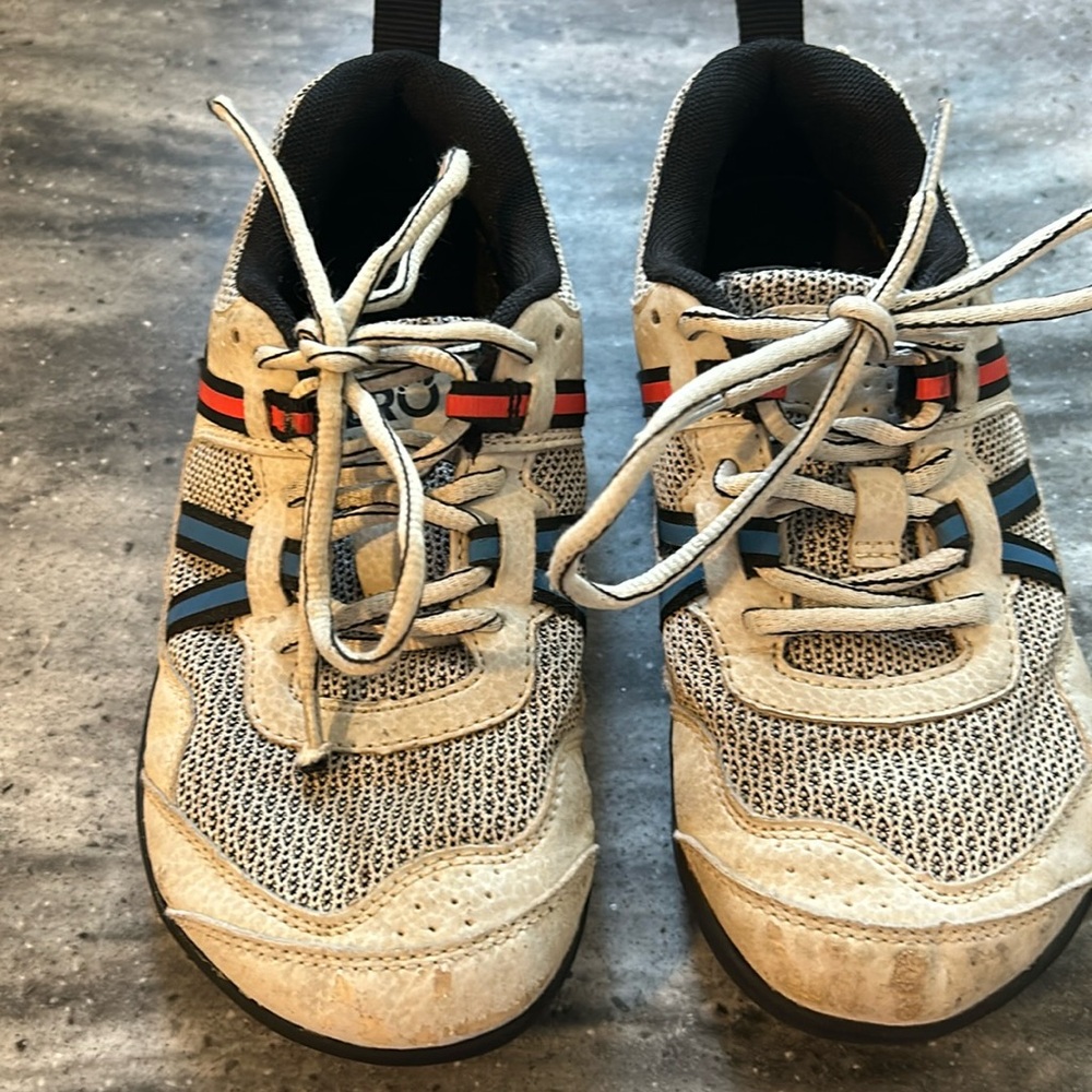 xero Kids size 2. Usual kids loved wear on the front toe. Please review photos!